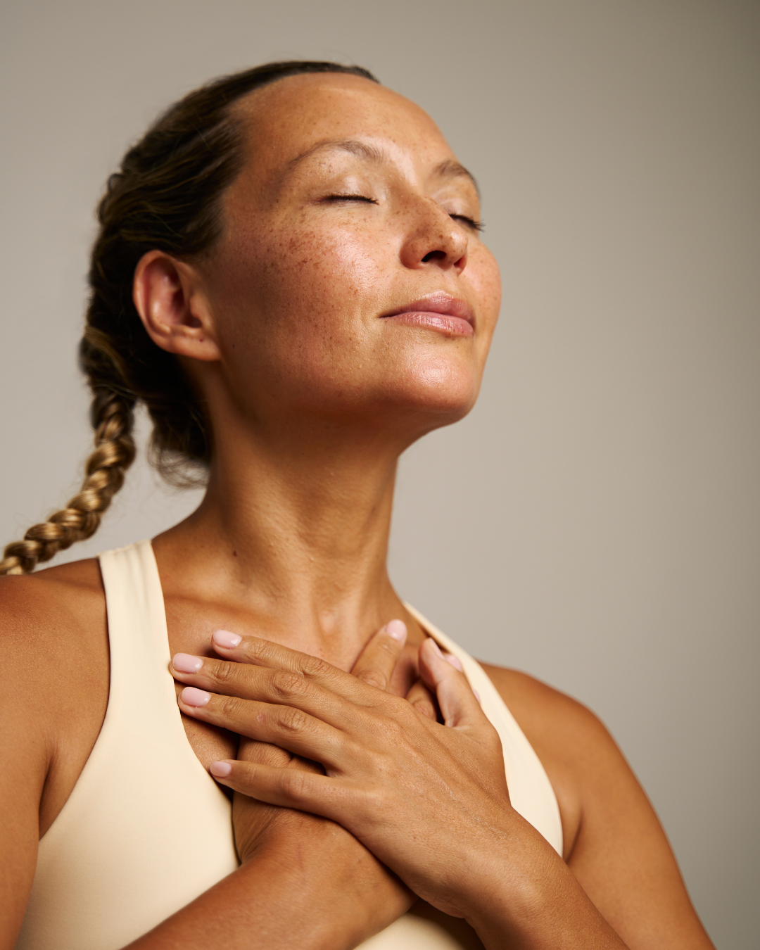 ¿Por qué estirar el cuello puede ayudar a prevenir el envejecimiento facial?
